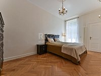 Pronájem bytu 3+kk se dvěma balkóny v krásném domě u Riegrových sadů. - Fotka 2