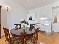 Pronájem bytu 3+kk se dvěma balkóny v krásném domě u Riegrových sadů. - Fotka 21