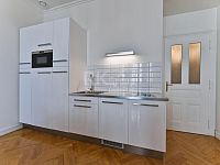 Pronájem bytu 3+kk se dvěma balkóny v krásném domě u Riegrových sadů. - Fotka 22