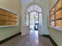 Pronájem bytu 3+kk se dvěma balkóny v krásném domě u Riegrových sadů. - Fotka 30