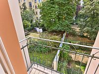 Pronájem bytu 3+kk se dvěma balkóny v krásném domě u Riegrových sadů. - Fotka 5