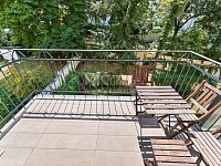 Pronájem bytu 3+kk se dvěma balkóny v krásném domě u Riegrových sadů. - Fotka 8