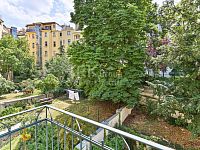 Pronájem bytu 3+kk se dvěma balkóny v krásném domě u Riegrových sadů. - Fotka 9