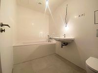 Pronájem nového bytu 2+kk, 61,80 m2 s balkonem, sklepem a GS, Praha 5- Smíchov, ul. Šiklové - Fotka 9