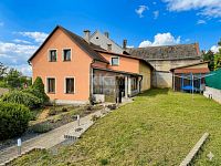 Prodej pěkného  dvougeneračního rodinného domu po rekonstrukci, pozemek 409m2,  ve městě Bezdružice.