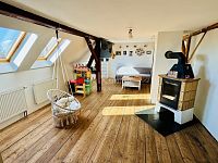 Prodej pěkného  dvougeneračního rodinného domu po rekonstrukci, pozemek 409m2,  ve městě Bezdružice. - Fotka 2