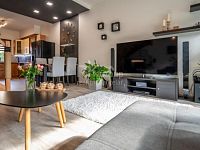 Prodej řadového rodinného domu 3+KK se zahradou v klidné části Nučic, 10 min. od Prahy. - Fotka 1