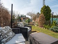 Prodej řadového rodinného domu 3+KK se zahradou v klidné části Nučic, 10 min. od Prahy. - Fotka 14