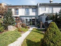 Prodej řadového rodinného domu 3+KK se zahradou v klidné části Nučic, 10 min. od Prahy. - Fotka 22