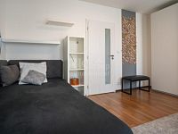 Prodej řadového rodinného domu 3+KK se zahradou v klidné části Nučic, 10 min. od Prahy. - Fotka 23