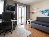 Prodej řadového rodinného domu 3+KK se zahradou v klidné části Nučic, 10 min. od Prahy. - Fotka 24