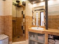 Prodej řadového rodinného domu 3+KK se zahradou v klidné části Nučic, 10 min. od Prahy. - Fotka 25