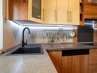 Prodej řadového rodinného domu 3+KK se zahradou v klidné části Nučic, 10 min. od Prahy. - Fotka 28