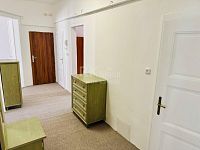 Pronájem prostorného bytu 4+1, 112 m² se sklepem a balkónem, ul. Ruská – Mariánské Lázně - Fotka 13