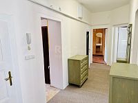 Pronájem prostorného bytu 4+1, 112 m² se sklepem a balkónem, ul. Ruská – Mariánské Lázně - Fotka 14