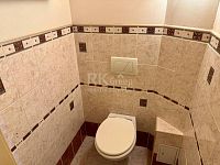 Pronájem prostorného bytu 4+1, 112 m² se sklepem a balkónem, ul. Ruská – Mariánské Lázně - Fotka 17