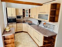 Pronájem prostorného bytu 4+1, 112 m² se sklepem a balkónem, ul. Ruská – Mariánské Lázně - Fotka 2