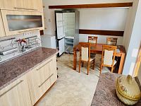 Pronájem prostorného bytu 4+1, 112 m² se sklepem a balkónem, ul. Ruská – Mariánské Lázně - Fotka 3