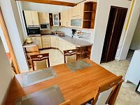 Pronájem prostorného bytu 4+1, 112 m² se sklepem a balkónem, ul. Ruská – Mariánské Lázně - Fotka 4