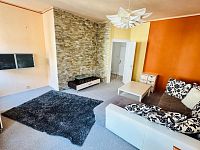 Pronájem prostorného bytu 4+1, 112 m² se sklepem a balkónem, ul. Ruská – Mariánské Lázně - Fotka 6