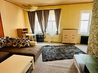 Pronájem prostorného bytu 4+1, 112 m² se sklepem a balkónem, ul. Ruská – Mariánské Lázně - Fotka 7