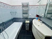 Pronájem prostorného bytu 4+1, 112 m² se sklepem a balkónem, ul. Ruská – Mariánské Lázně - Fotka 9