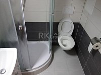 Pronájem bytu 2kk, 32m2, Odolena Voda, ulice Československé armády - koupelna s wc