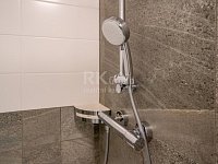 Pronájem luxusního bytu 1+KK v novostavbě v Kobylisích, ul. Pakoměřická. - Fotka 23