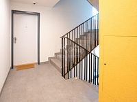 Pronájem luxusního bytu 1+KK v novostavbě v Kobylisích, ul. Pakoměřická. - Fotka 27