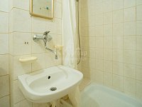 Prodej světlého bytu 2+kk, 29 m2, OV v žádané části Prahy 9 - Hloubětín. - Fotka 2