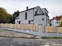 Pronájem atyp. mezonetového bytu 2+kk s ateliérem, 118,5 m2, v RD, Praha 4 - Podolí, ul.Dvorecká - Fotka 2
