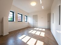 Pronájem atyp. mezonetového bytu 2+kk s ateliérem, 118,5 m2, v RD, Praha 4 - Podolí, ul.Dvorecká - Fotka 9