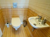 Prodej velkorysého rodinného domu 7+kk s rovinnou zahradou a garáží v klidné části obce Lány. - Fotka 10