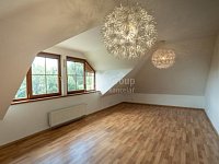 Prodej velkorysého rodinného domu 7+kk s rovinnou zahradou a garáží v klidné části obce Lány. - Fotka 36