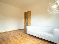 Prodej velkorysého rodinného domu 7+kk s rovinnou zahradou a garáží v klidné části obce Lány. - Fotka 6
