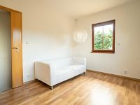 Prodej velkorysého rodinného domu 7+kk s rovinnou zahradou a garáží v klidné části obce Lány. - Fotka 7