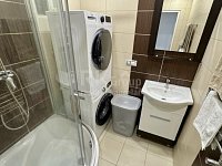 Prodej světlého, zrekonstruovaného bytu 3+1 s lodžií a komorou – Mariánské Lázně, ul. Hroznatova - Fotka 11