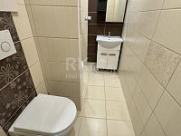 Prodej světlého, zrekonstruovaného bytu 3+1 s lodžií a komorou – Mariánské Lázně, ul. Hroznatova - Fotka 12