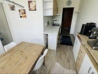 Prodej světlého, zrekonstruovaného bytu 3+1 s lodžií a komorou – Mariánské Lázně, ul. Hroznatova - Fotka 5