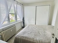 Prodej světlého, zrekonstruovaného bytu 3+1 s lodžií a komorou – Mariánské Lázně, ul. Hroznatova - Fotka 9