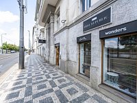 Pronájem atraktivního obchodního prostoru s výlohami u pražské náplavky, Rašínovo nábřeží - Praha 2. - Fotka 1