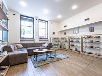 Pronájem atraktivního obchodního prostoru s výlohami u pražské náplavky, Rašínovo nábřeží - Praha 2. - Fotka 3