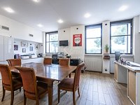 Pronájem atraktivního obchodního prostoru s výlohami u pražské náplavky, Rašínovo nábřeží - Praha 2. - Fotka 8