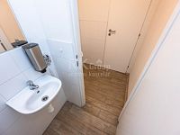 Pronájem atraktivního obchodního prostoru s výlohami u pražské náplavky, Rašínovo nábřeží - Praha 2. - Fotka 12