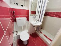 Pronájem světlého bytu 1+1, 30 m2 s pěkným výhledem 300 m od metra Hloubětín. - Fotka 11