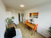 Pronájem světlého bytu 1+1, 30 m2 s pěkným výhledem 300 m od metra Hloubětín. - Fotka 2