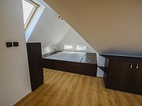 Pronájem zařízeného  podkrovního 1+kk v ulici Křížkovského v Liberci - NRL_2446.jpg