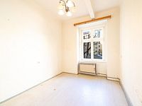 Prodej prostorného a světlého bytu v Praze - Vinohrady - 2 minuty od metra Flora - 01.jpg