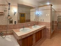 Pronájem  bytu o velikosti  2+1 o výměře 100m2 se zastřešenou terasou a zahradou.