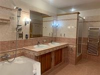 Pronájem  bytu o velikosti  2+1 o výměře 100m2 se zastřešenou terasou a zahradou. - Bez názvu-7.jpg